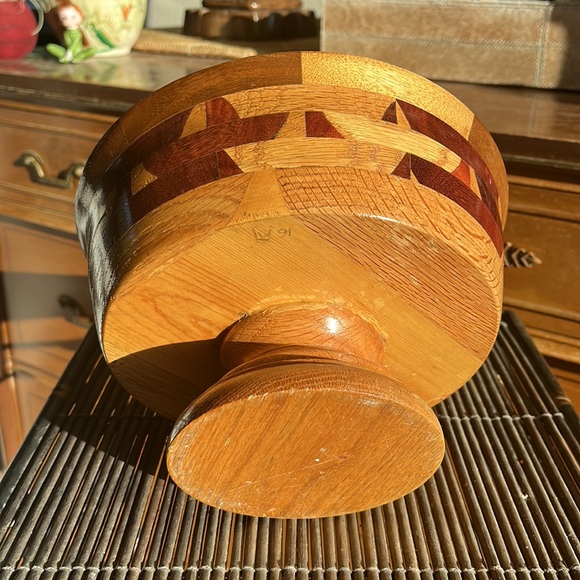 Beautiful footed wood bowl with multiple wood colors - Picture 5 of 9